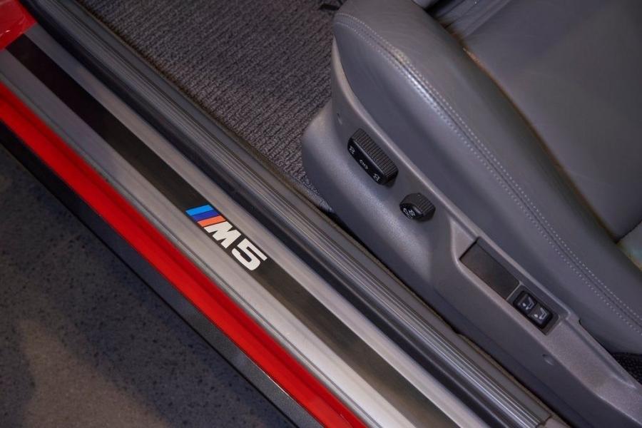 Детали интерьера BMW M5 Sedan (E34) 1991 года  (фото 17 из 21)